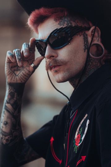 Wrap Around Spike Detail Sunglasses