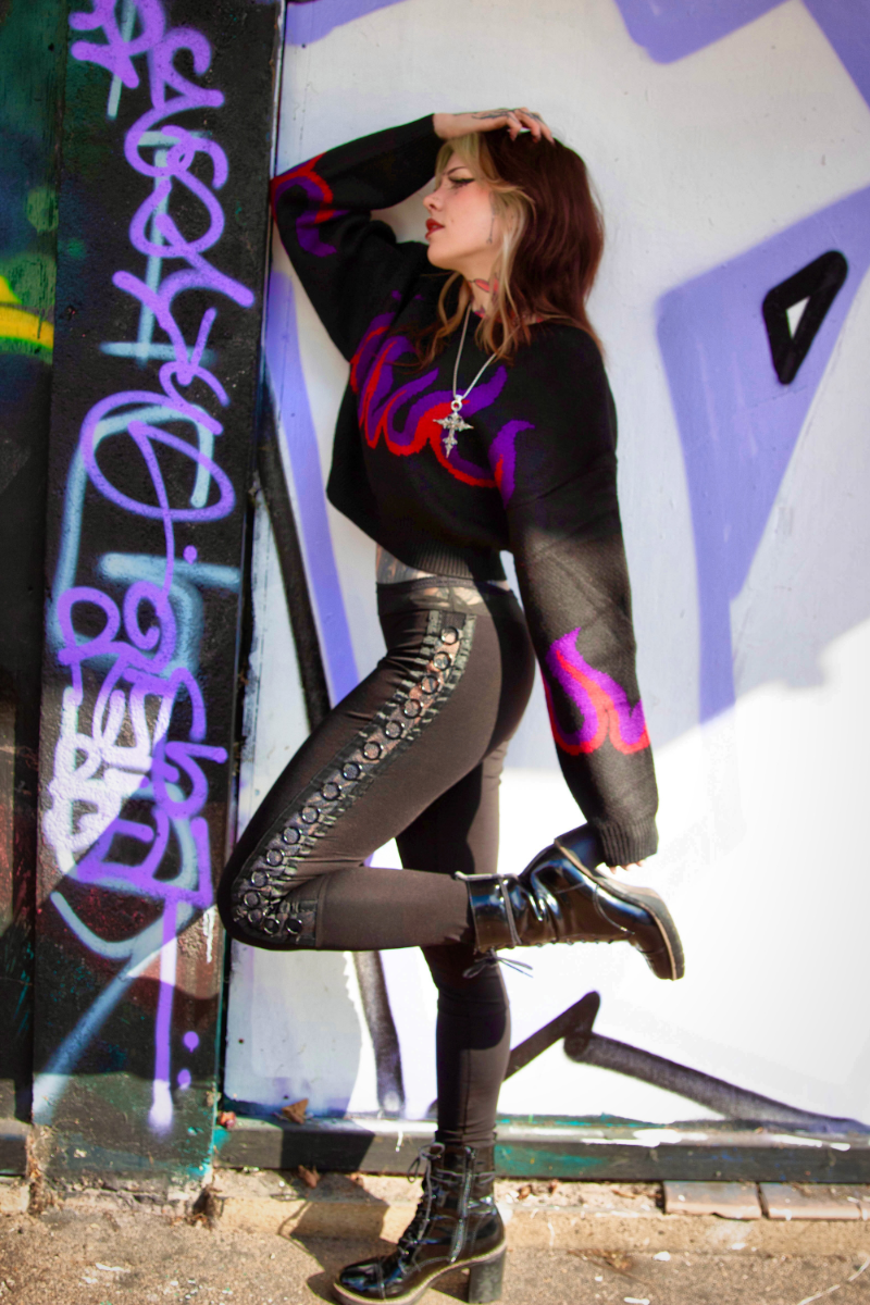 Leggings with O-ring detail at side seams