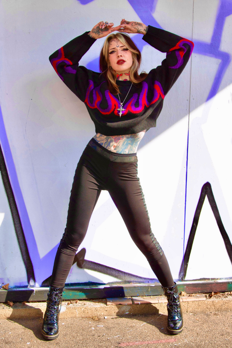Leggings with O-ring detail at side seams