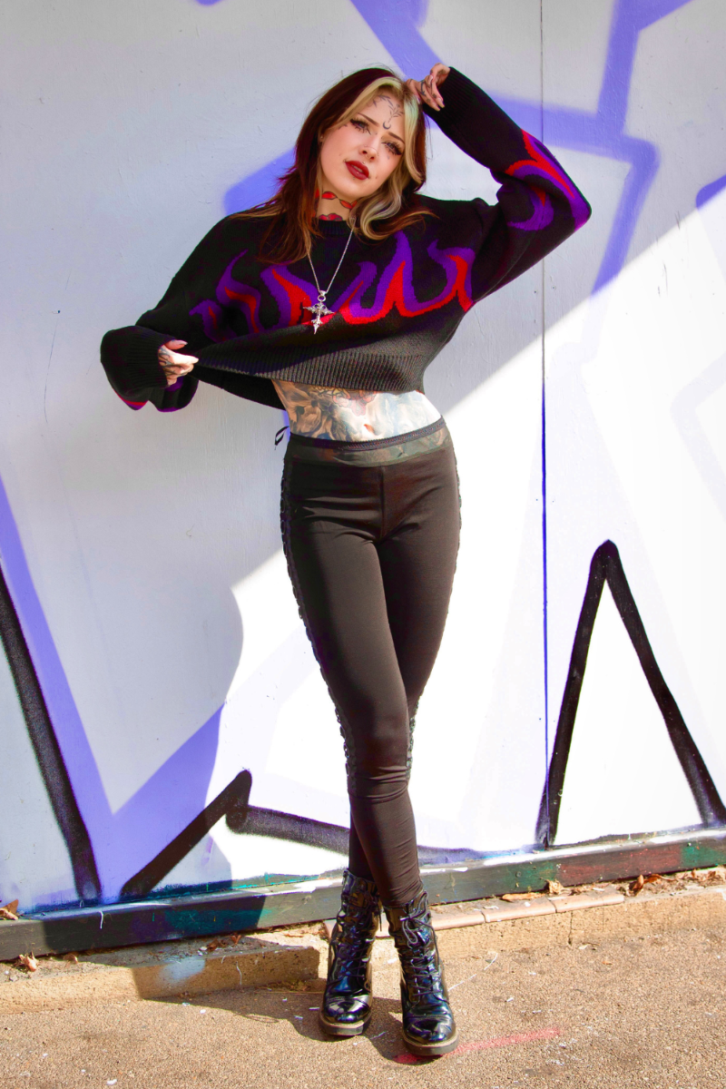 Leggings with O-ring detail at side seams